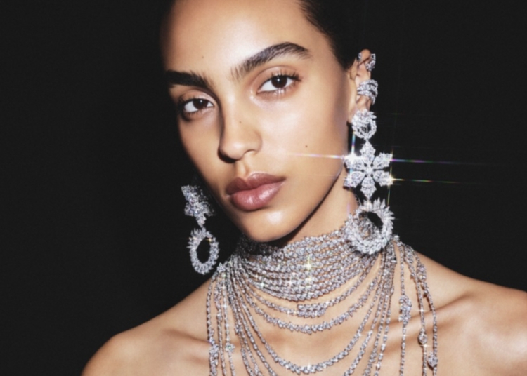 Swarovski Herbst/Winter 2026: Model mit Diamant-Collier und Schneeflocken-Ohrringen