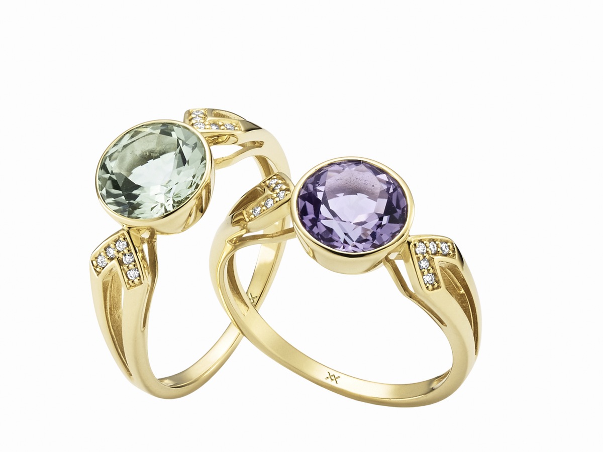 Zwei Goldringe mit grünem und violettem Farbstein und Diamantbesatz von Wilh. Müller