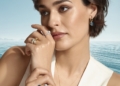 Model mit Ringen, Ohrhänger und Kette von Wilh. Müller vor Meereshorizont